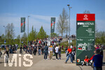 25.04.2026, Fussball 1. Bundesliga 2025/2026, 31.Spieltag, FC Augsburg - Eintracht Frankfurt, in der WWK-Arena Augsburg.  Aussenansicht vor der WWK-Arena vor dem Spiel. Die Fans strömen in Scharen über die Brücke zum Spiel.