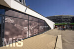 25.04.2026, Fussball 1. Bundesliga 2025/2026, 31.Spieltag, FC Augsburg - Eintracht Frankfurt, in der WWK-Arena Augsburg.  Aussenansicht der WWK-Arena vor dem Spiel. Am Fanshop ein Gedenkbild: Ruhe in Frieden Alex (Manninger), Andenken an den verstorbenen Ex-Torhüter 