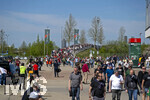 25.04.2026, Fussball 1. Bundesliga 2025/2026, 31.Spieltag, FC Augsburg - Eintracht Frankfurt, in der WWK-Arena Augsburg.  Aussenansicht vor der WWK-Arena vor dem Spiel. Die Fans strömen in Scharen über die Brücke zum Spiel.