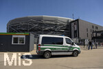 25.04.2026, Fussball 1. Bundesliga 2025/2026, 31.Spieltag, FC Augsburg - Eintracht Frankfurt, in der WWK-Arena Augsburg.  Aussenansicht der WWK-Arena vor dem Spiel. Polizei patrouliert vor dem Stadion 