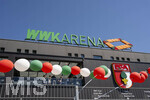 25.04.2026, Fussball 1. Bundesliga 2025/2026, 31.Spieltag, FC Augsburg - Eintracht Frankfurt, in der WWK-Arena Augsburg.  Aussenansicht der WWK-Arena vor dem Spiel. Luftballone in den Vereinsfarben Rot Grün Weiss hängen am Zaun vor der Arena.