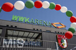 25.04.2026, Fussball 1. Bundesliga 2025/2026, 31.Spieltag, FC Augsburg - Eintracht Frankfurt, in der WWK-Arena Augsburg.  Aussenansicht der WWK-Arena vor dem Spiel. Luftballone in den Vereinsfarben Rot Grün Weiss hängen am Zaun vor der Arena.