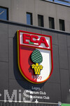 25.04.2026, Fussball 1. Bundesliga 2025/2026, 31.Spieltag, FC Augsburg - Eintracht Frankfurt, in der WWK-Arena Augsburg.  Aussenansicht der WWK-Arena vor dem Spiel. Das Vereinswappen des FCA prangt an der Fassade.