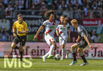 25.04.2026, Fussball 1. Bundesliga 2025/2026, 31.Spieltag, FC Augsburg - Eintracht Frankfurt, in der WWK-Arena Augsburg. mitte: Han-Noah Massengo (FC Augsburg) gegen Hugo Larsson (Eintracht Frankfurt), li: Schiedsrichter Harm Osmers 