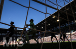25.04.2026, Fussball 1. Bundesliga 2025/2026, 31.Spieltag, FC Augsburg - Eintracht Frankfurt, in der WWK-Arena Augsburg. Torwart Michael Zetterer (Eintracht Frankfurt) im Schatten 