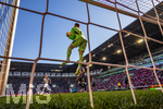 25.04.2026, Fussball 1. Bundesliga 2025/2026, 31.Spieltag, FC Augsburg - Eintracht Frankfurt, in der WWK-Arena Augsburg. Torwart Michael Zetterer (Eintracht Frankfurt) fängt den Ball in der Luft