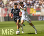25.04.2026, Fussball 1. Bundesliga 2025/2026, 31.Spieltag, FC Augsburg - Eintracht Frankfurt, in der WWK-Arena Augsburg. v.li: Can Uzun (Eintracht Frankfurt) gegen Cedric Adrian Zesiger (FC Augsburg) 
