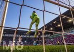 25.04.2026, Fussball 1. Bundesliga 2025/2026, 31.Spieltag, FC Augsburg - Eintracht Frankfurt, in der WWK-Arena Augsburg. Torwart Michael Zetterer (Eintracht Frankfurt) fängt den Ball in der Luft
