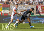 25.04.2026, Fussball 1. Bundesliga 2025/2026, 31.Spieltag, FC Augsburg - Eintracht Frankfurt, in der WWK-Arena Augsburg. v.re: Can Uzun (Eintracht Frankfurt) gegen Cedric Adrian Zesiger (FC Augsburg)  