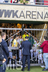 25.04.2026, Fussball 1. Bundesliga 2025/2026, 31.Spieltag, FC Augsburg - Eintracht Frankfurt, in der WWK-Arena Augsburg. Mannschaften und Schiedsrichter stehen zum Einlauf aufs Spielfeld bereit, traditionell vor noch geschlossenem schmiedeeisernem Eingangstor, das ein römisches Tor stilisieren soll, wegen der römischen Geschichte und Vergangeheit Augsburgs