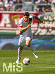 25.04.2026, Fussball 1. Bundesliga 2025/2026, 31.Spieltag, FC Augsburg - Eintracht Frankfurt, in der WWK-Arena Augsburg. Cedric Adrian Zesiger (FC Augsburg) am Ball 