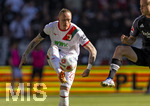 25.04.2026, Fussball 1. Bundesliga 2025/2026, 31.Spieltag, FC Augsburg - Eintracht Frankfurt, in der WWK-Arena Augsburg. Marius Wolf (FC Augsburg) stoppt den Ball 