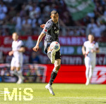 25.04.2026, Fussball 1. Bundesliga 2025/2026, 31.Spieltag, FC Augsburg - Eintracht Frankfurt, in der WWK-Arena Augsburg. Ellyes Skhiri (Eintracht Frankfurt) am Ball 