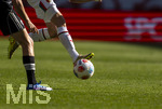 25.04.2026, Fussball 1. Bundesliga 2025/2026, 31.Spieltag, FC Augsburg - Eintracht Frankfurt, in der WWK-Arena Augsburg. Spieler am Ball.