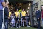 25.04.2026, Fussball 1. Bundesliga 2025/2026, 31.Spieltag, FC Augsburg - Eintracht Frankfurt, in der WWK-Arena Augsburg. Mannschaften und Schiedsrichter stehen zum Einlauf aufs Spielfeld bereit, sie kommen traditionell durch das schmiedeeisernem Eingangstor, das ein römisches Tor stilisieren soll, wegen der römischen Geschichte und Vergangeheit Augsburgs