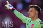 25.04.2026, Fussball 1. Bundesliga 2025/2026, 31.Spieltag, FC Augsburg - Eintracht Frankfurt, in der WWK-Arena Augsburg. Torwart Michael Zetterer (Eintracht Frankfurt) gibt Anweisungen, zeigt, gestikuliert, gibt Kommandos, Anweisungen, gibt Anweisungen, zeigend, gestikulierend,  