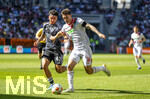 25.04.2026, Fussball 1. Bundesliga 2025/2026, 31.Spieltag, FC Augsburg - Eintracht Frankfurt, in der WWK-Arena Augsburg. v.li: Can Uzun (Eintracht Frankfurt) gegen Cedric Adrian Zesiger (FC Augsburg) 