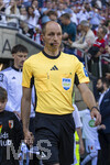 25.04.2026, Fussball 1. Bundesliga 2025/2026, 31.Spieltag, FC Augsburg - Eintracht Frankfurt, in der WWK-Arena Augsburg. Mannschaften und Schiedsrichter stehen zum Einlauf aufs Spielfeld bereit, sie kommen traditionell durch das schmiedeeisernem Eingangstor, das ein römisches Tor stilisieren soll, wegen der römischen Geschichte und Vergangeheit Augsburgs, Linienrichter Dominik Schaal kommt aufs Feld.
