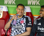 25.04.2026, Fussball 1. Bundesliga 2025/2026, 31.Spieltag, FC Augsburg - Eintracht Frankfurt, in der WWK-Arena Augsburg. Younes Ebnoutalib (Eintracht Frankfurt) auf der Bank. 