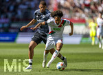 25.04.2026, Fussball 1. Bundesliga 2025/2026, 31.Spieltag, FC Augsburg - Eintracht Frankfurt, in der WWK-Arena Augsburg. v.li: Aurele Amenda (Eintracht Frankfurt) gegen Han-Noah Massengo (FC Augsburg) 