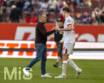 25.04.2026, Fussball 1. Bundesliga 2025/2026, 31.Spieltag, FC Augsburg - Eintracht Frankfurt, in der WWK-Arena Augsburg. v.li: Trainer Manuel Baum (FC Augsburg) shakehands mit Arthur Chaves (FC Augsburg) 