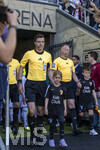 25.04.2026, Fussball 1. Bundesliga 2025/2026, 31.Spieltag, FC Augsburg - Eintracht Frankfurt, in der WWK-Arena Augsburg. Mannschaften und Schiedsrichter stehen zum Einlauf aufs Spielfeld bereit, sie kommen traditionell durch das schmiedeeisernem Eingangstor, das ein römisches Tor stilisieren soll, wegen der römischen Geschichte und Vergangeheit Augsburgs, Schiedsrichter Harm Osmers.