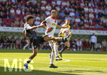 25.04.2026, Fussball 1. Bundesliga 2025/2026, 31.Spieltag, FC Augsburg - Eintracht Frankfurt, in der WWK-Arena Augsburg. v.li: Ayoube Amaimouni-Echghouya (Eintracht Frankfurt), Alexis Julian Claude-Maurice (FC Augsburg) 
