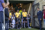 25.04.2026, Fussball 1. Bundesliga 2025/2026, 31.Spieltag, FC Augsburg - Eintracht Frankfurt, in der WWK-Arena Augsburg. Mannschaften und Schiedsrichter stehen zum Einlauf aufs Spielfeld bereit, sie kommen traditionell durch das schmiedeeisernem Eingangstor, das ein römisches Tor stilisieren soll, wegen der römischen Geschichte und Vergangeheit Augsburgs