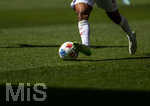 25.04.2026, Fussball 1. Bundesliga 2025/2026, 31.Spieltag, FC Augsburg - Eintracht Frankfurt, in der WWK-Arena Augsburg. Spieler am Ball 
