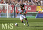 25.04.2026, Fussball 1. Bundesliga 2025/2026, 31.Spieltag, FC Augsburg - Eintracht Frankfurt, in der WWK-Arena Augsburg. Han-Noah Massengo (FC Augsburg) am Ball 