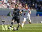 25.04.2026, Fussball 1. Bundesliga 2025/2026, 31.Spieltag, FC Augsburg - Eintracht Frankfurt, in der WWK-Arena Augsburg.  v.li: Robin Koch (Eintracht Frankfurt) gegen Anton Kade (FC Augsburg) 