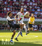 25.04.2026, Fussball 1. Bundesliga 2025/2026, 31.Spieltag, FC Augsburg - Eintracht Frankfurt, in der WWK-Arena Augsburg. v.li: Ayoube Amaimouni-Echghouya (Eintracht Frankfurt), Alexis Julian Claude-Maurice (FC Augsburg) 
