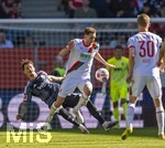 25.04.2026, Fussball 1. Bundesliga 2025/2026, 31.Spieltag, FC Augsburg - Eintracht Frankfurt, in der WWK-Arena Augsburg. v.re: Arthur Chaves (FC Augsburg) gegen Robin Koch (Eintracht Frankfurt) 