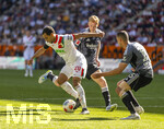 25.04.2026, Fussball 1. Bundesliga 2025/2026, 31.Spieltag, FC Augsburg - Eintracht Frankfurt, in der WWK-Arena Augsburg. li: Alexis Julian Claude-Maurice (FC Augsburg) gegen Ellyes Skhiri (Eintracht Frankfurt) 