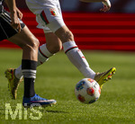 25.04.2026, Fussball 1. Bundesliga 2025/2026, 31.Spieltag, FC Augsburg - Eintracht Frankfurt, in der WWK-Arena Augsburg. Spieler am Ball.