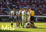 25.04.2026, Fussball 1. Bundesliga 2025/2026, 31.Spieltag, FC Augsburg - Eintracht Frankfurt, in der WWK-Arena Augsburg. re: Schiedsrichter Harm Osmers diskutiert mit Torwart Michael Zetterer (Eintracht Frankfurt), Alexis Julian Claude-Maurice (FC Augsburg), Michael Gregoritsch (Augsburg),  