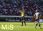 25.04.2026, Fussball 1. Bundesliga 2025/2026, 31.Spieltag, FC Augsburg - Eintracht Frankfurt, in der WWK-Arena Augsburg. re: Schiedsrichter Harm Osmers 