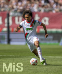 25.04.2026, Fussball 1. Bundesliga 2025/2026, 31.Spieltag, FC Augsburg - Eintracht Frankfurt, in der WWK-Arena Augsburg. Han-Noah Massengo (FC Augsburg) am Ball 