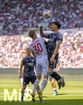 25.04.2026, Fussball 1. Bundesliga 2025/2026, 31.Spieltag, FC Augsburg - Eintracht Frankfurt, in der WWK-Arena Augsburg. v.li: Anton Kade (FC Augsburg) gegen Robin Koch (Eintracht Frankfurt) 