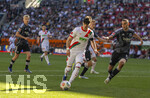 25.04.2026, Fussball 1. Bundesliga 2025/2026, 31.Spieltag, FC Augsburg - Eintracht Frankfurt, in der WWK-Arena Augsburg. Rodrigo Duarte Ribeiro  (FC Augsburg) gegen Ellyes Skhiri (Eintracht Frankfurt) 