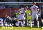25.04.2026, Fussball 1. Bundesliga 2025/2026, 31.Spieltag, FC Augsburg - Eintracht Frankfurt, in der WWK-Arena Augsburg. v.re: Arthur Chaves (FC Augsburg) gegen Robin Koch (Eintracht Frankfurt) 
