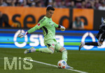 25.04.2026, Fussball 1. Bundesliga 2025/2026, 31.Spieltag, FC Augsburg - Eintracht Frankfurt, in der WWK-Arena Augsburg. Torwart Miachael Zetterer (Eintracht Frankfurt) Abschlag 