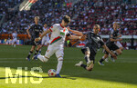 25.04.2026, Fussball 1. Bundesliga 2025/2026, 31.Spieltag, FC Augsburg - Eintracht Frankfurt, in der WWK-Arena Augsburg. Rodrigo Duarte Ribeiro  (FC Augsburg) gegen Ellyes Skhiri (Eintracht Frankfurt) 