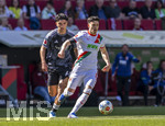 25.04.2026, Fussball 1. Bundesliga 2025/2026, 31.Spieltag, FC Augsburg - Eintracht Frankfurt, in der WWK-Arena Augsburg. v.li: Can Uzun (Eintracht Frankfurt) gegen Fabian Rieder (FC Augsburg) 