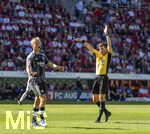 25.04.2026, Fussball 1. Bundesliga 2025/2026, 31.Spieltag, FC Augsburg - Eintracht Frankfurt, in der WWK-Arena Augsburg. re: Schiedsrichter Harm Osmers 