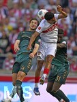 26.04.2026, Fussball 1. Bundesliga 2025/2026, 31.Spieltag, VfB Stuttgart - SV Werder Bremen, in der MHP-Arena Stuttgart, v.l. Niklas Stark (Werder Bremen), Tiago Tomas (Stuttgart) und Karim Coulibaly (Werder Bremen) im Duell um den Ball.

