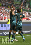 26.04.2026, Fussball 1. Bundesliga 2025/2026, 31.Spieltag, VfB Stuttgart - SV Werder Bremen, in der MHP-Arena Stuttgart, Jens Stage (Werder Bremen) und Yukinari Sugawara (Werder Bremen) jubeln

