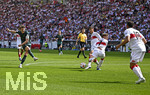 26.04.2026, Fussball 1. Bundesliga 2025/2026, 31.Spieltag, VfB Stuttgart - SV Werder Bremen, in der MHP-Arena Stuttgart, Jens Stage (Werder Bremen) trifft zum 0:1 vorbei an Maximilian Mittelstädt (Stuttgart) und Jamie Leweling (Stuttgart) 

