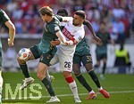 26.04.2026, Fussball 1. Bundesliga 2025/2026, 31.Spieltag, VfB Stuttgart - SV Werder Bremen, in der MHP-Arena Stuttgart, v.l. Niklas Stark (Werder Bremen) gegen Deniz Undav (Stuttgart) 

