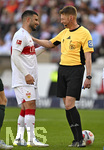 26.04.2026, Fussball 1. Bundesliga 2025/2026, 31.Spieltag, VfB Stuttgart - SV Werder Bremen, in der MHP-Arena Stuttgart, Schiedsrichter Christian Dingert (Deutschland) beruhigt Deniz Undav (Stuttgart) 


